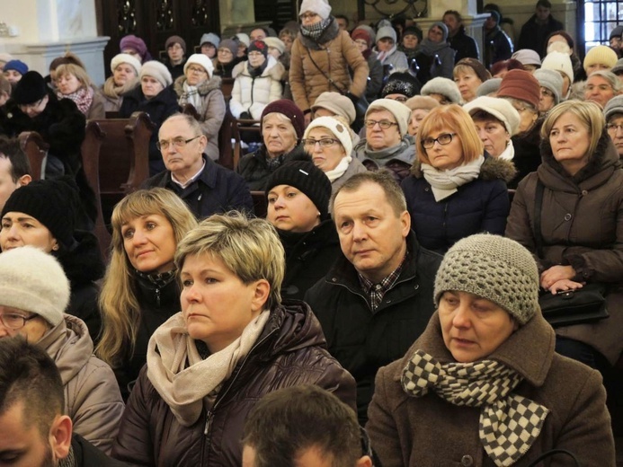 Róże rodziców za dzieci w Hałcnowie