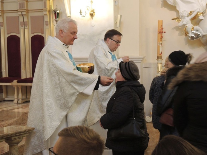 Róże rodziców za dzieci w Hałcnowie