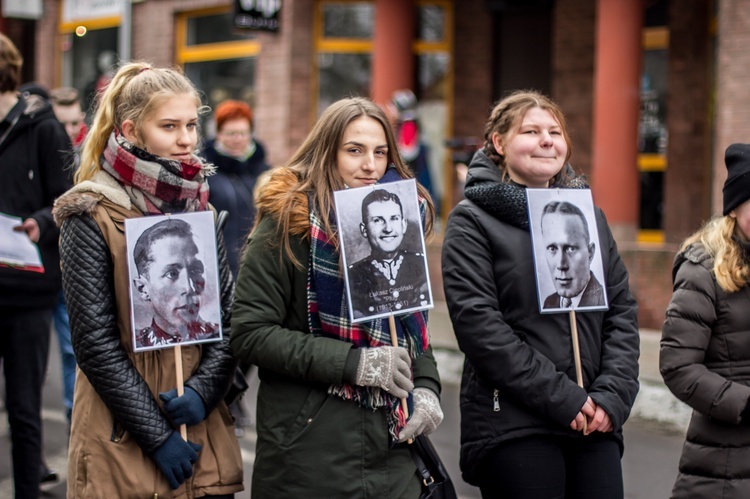 Cześć i chwała bohaterom