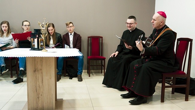 Spotkanie biskupa z młodzieżą przy relikwiach bł. Karoliny Kózkówny.