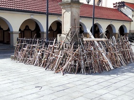 – Widząc drewniane krzyże postawione przy bramie sanktuarium, pomyślałam, że Jezus daje mi taki krzyż, jaki jestem w stanie unieść  – wspomina P. Żarkowska.