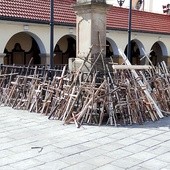 – Widząc drewniane krzyże postawione przy bramie sanktuarium, pomyślałam, że Jezus daje mi taki krzyż, jaki jestem w stanie unieść  – wspomina P. Żarkowska.