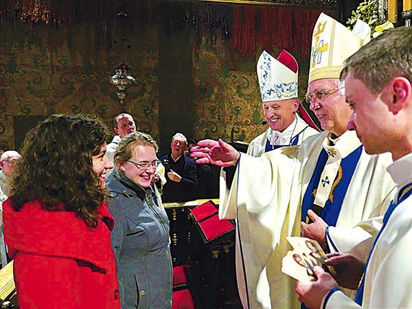 Moment wręczenia aktu zawierzenia Matce Bożej świdnickiego KSM-u.