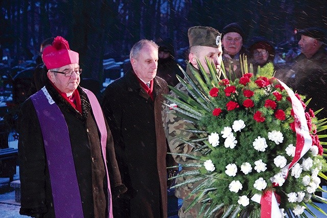 Na zakończenie uroczystości delegacje złożyły wieńce i kwiaty pod pomnikiem Pomordowanych Obrońców Ojczyzny  oraz na grobach „Inki” i „Zagończyka”. 