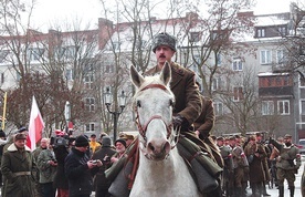 Na czele defilady podążał rekonstruktor, który wcielił się w postać gen. Władysława Andersa.