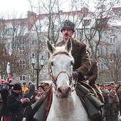 Na czele defilady podążał rekonstruktor, który wcielił się w postać gen. Władysława Andersa.