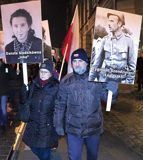 ▲	Wrocławianie chętnie nieśli w Marszu Pamięci zdjęcia żołnierzy niezłomnych.