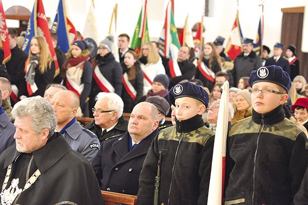 Pierwsze nabożeństwo nowennowe w Dąbrowie zostało połączone z obchodami Narodowego Dnia Żołnierzy Wyklętych.