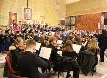Jako pierwsi w programie patriotycznym wystąpili uczniowie Państwowej Szkoły Muzycznej w Sochaczewie