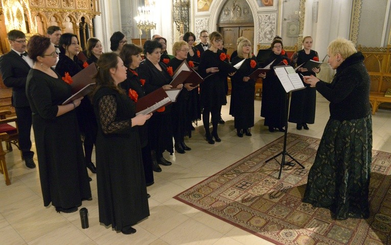 Koncert pasyjny Kameralnego Chóru Mieszanego im. bp. Jana Chrapka poprowadziła Maria Czarnecka-Cieślak