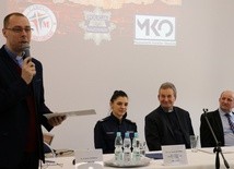 Ks. Dariusz Frydrych powitał zebranych i prelegentów. Od lewej: Ewa Jaworska, ks. Marek Dziewiecki i Marian Łakomski