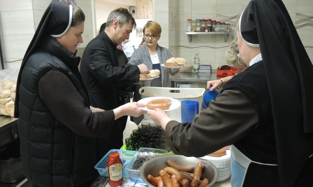 Po ewangelizacji na wszystkich czekał poczęstunek, przygotowany przez siostry serafitki