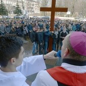 Młodzi w procesji ulicami Radomia przynieśli do katedry krzyż i ikonę Matki Bożej, wierne kopie symboli Światowych Dni Młodzieży