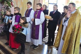 ▲	Parafianie z ks. proboszczem witają biskupa.