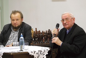 Bp Tadeusz Pieronek i reżyser filmu w jeleśniańskim GOK-u.