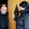 O. Bogdan Kocańda i Wanda Biernat ze wspólnoty Talitha Kum – uczestniczka ewangelizacji „od drzwi do drzwi” w Rychwałdzie.