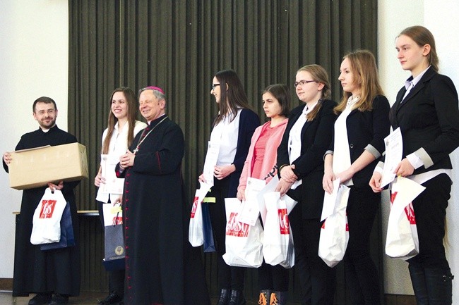 Laureaci pierwszych sześciu miejsc (dwie osoby zajęły miejsce szóste) z bp. Henrykiem Tomasikiem. W imieniu laureatki I miejsca nagrodę odebrał katecheta ks. Radosław Wroński.