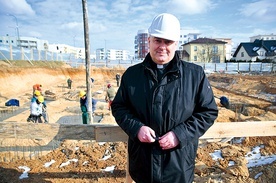 ▲	Ks. Bogdan Zagórski na placu budowy kościoła  przy ul. Berylowej w Lublinie.