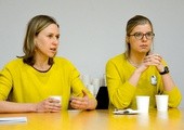 Magda (z lewej) i Inez dzieliły się swoim doświadczeniem i odpowiadały na pytania społeczników z „Zupy w Opolu”.