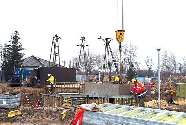 Roboty idą pełną parą mimo niesprzyjających warunków atmosferycznych.