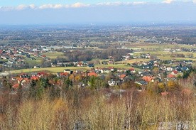 Widok z nieczynnego kamieniołomu sięga daleko poza wieś.