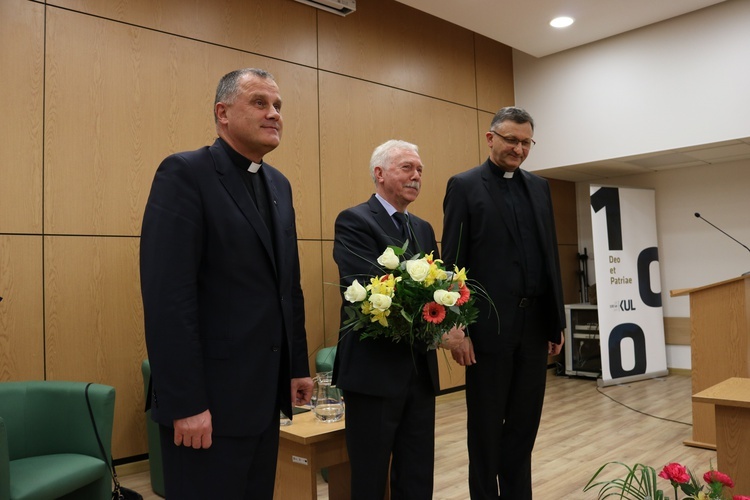 Uroczyste wręczenie Księgi Jubileuszowej prof. Leszkowi Mądzikowi