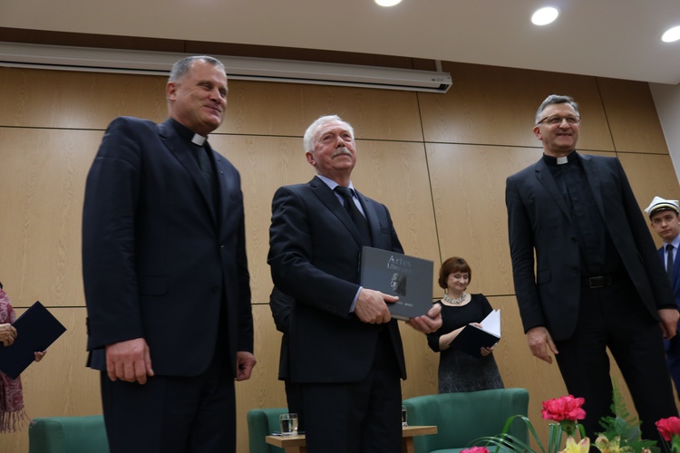 Uroczyste wręczenie Księgi Jubileuszowej prof. Leszkowi Mądzikowi