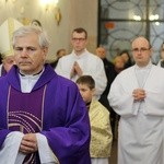 Kard. Dziwisz na Mszy św. stacyjnej w kościele Matki Bożej Różańcowej w Krakowie-Piaskach Nowych