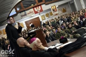 Konferencji ks. Piotra Gołucha słuchali biskup, księża i 2000 młodych ludzi