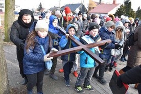 Uczestnicy nabożeństwa ponieśli w procesji krzyż i relikwie św. Stanisława Kostki