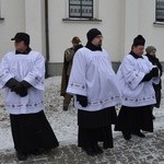 Modlitwa przy odnowionych stacjach Drogi Krzyżowej w Ludźmierzu
