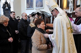 34 osoby przyjęły szkaplerz św. Józefa z rąk bp. Mirosława Milewskiego