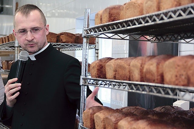 Chleb św. Agaty – chleb zwycięstwa nad przeciwnościami – prezentuje ks. Radosław Siwiński
