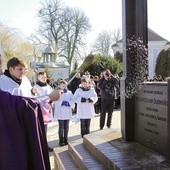 Bp Andrzej F. Dziuba święci tablicę ku czci artysty.