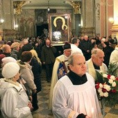 Obraz procesyjnie wniesiono do barokowej świątyni.