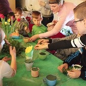 Każdy mógł na wielkanocnym stole położyć swój stroik.