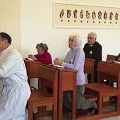 Ojciec Zdzisław prowadził wspólną modlitwę  dla zgromadzonych na rekolekcjach.