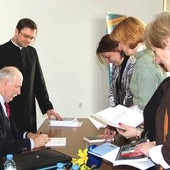 Profesor podpisywał swoje książki. Obok organizator spotkania ks. Wojciech Wojtyła, jego uczeń.