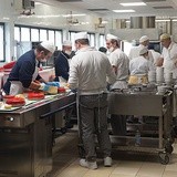 Szpitalni kucharze przygotowują codziennie ponad 2 tys. posiłków.