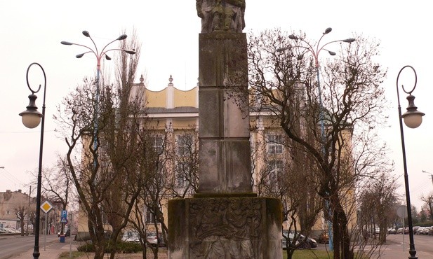 Wyburzono pomnik polsko-radzieckiego braterstwa broni.