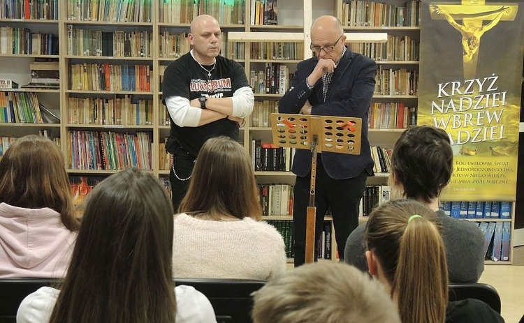 Bogdan Krzak i dr Andrzej Solecki z młodzieżą "Nadziei"