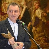 Robert Grudzień ze statuetką Angelus