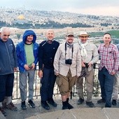 Pielgrzymi na Górze Oliwnej. Za nimi panorama Jerozolimy. Ks. Wiesław Lenartowicz czwarty z prawej