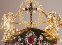 Aniołowie adorujący krzyż. Detal relikwiarza kolca z korony cierniowej Chrystusa z ok. 1730 roku.