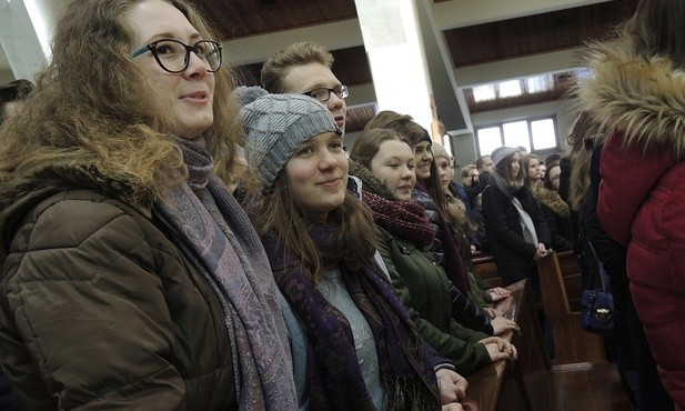 Młodzi z bielskich szkół wypełnili kościół św. Maksymiliana