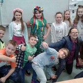 Uśmiechnięte i radosne dzieci w Szkole Podstawowej nr 1 w Świdnicy