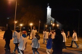 Droga Krzyżowa ulicami parafii towarzyszy od lat rekolekcjom wielkopostnym