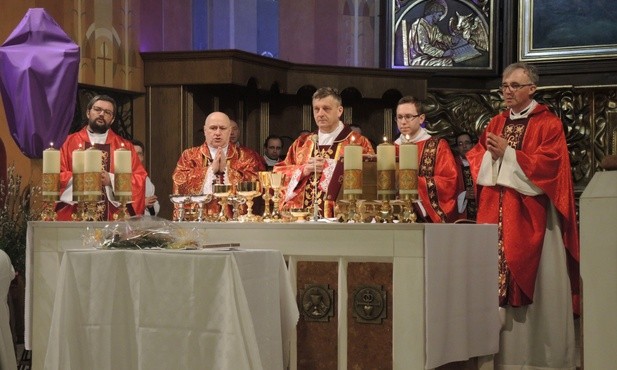 Bielsko-żywieccy biskupi i duszpasterze młodych podczas Eucharystii