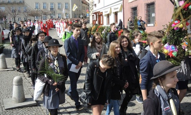 Palmowa procesja do katedry św. Mikołaja