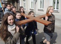 Młodziez poniosła do katedry diecezjalny krzyż ŚDM